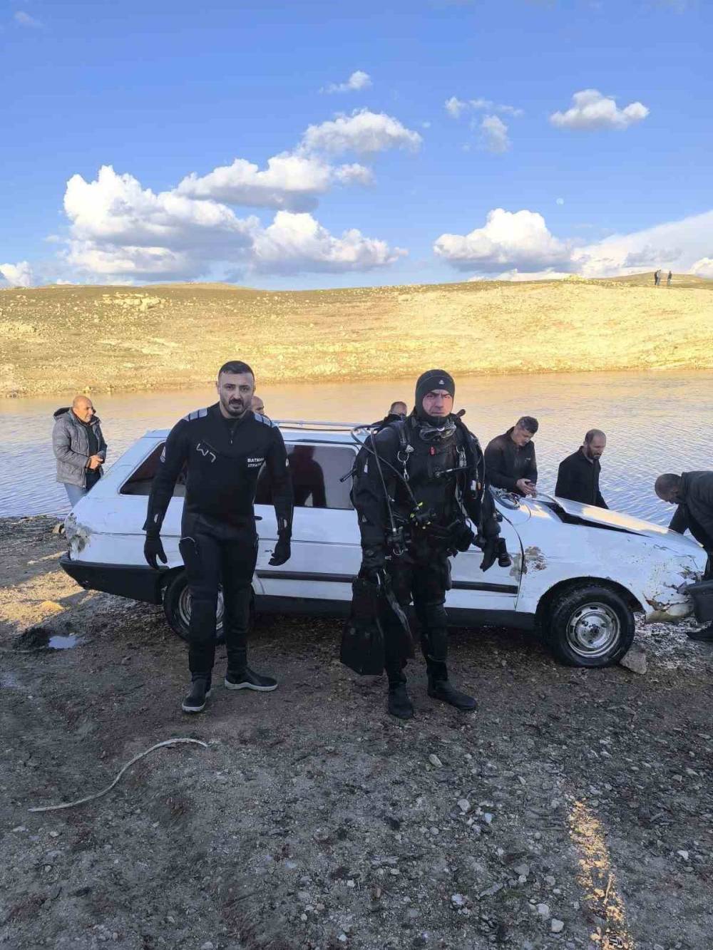 Batman’da Nehir Kıyısına Park Edilen Araç Suya Gömüldü