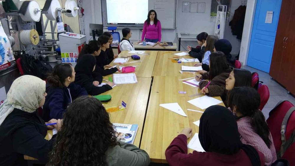 Mezun Olduğu Lisede 30 Yıldır Öğretmenlik Yapıyor