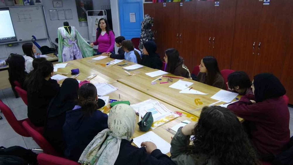 Mezun Olduğu Lisede 30 Yıldır Öğretmenlik Yapıyor