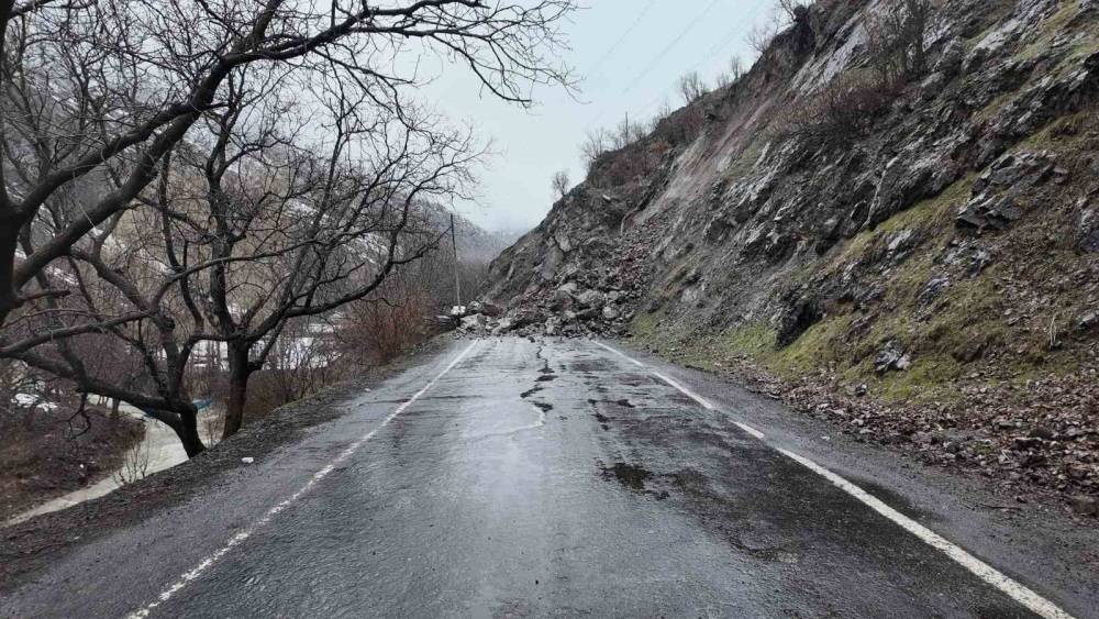 Beytüşşebap’ta Heyelan Nedeniyle 11 Yerin Yolu Ulaşıma Kapandı