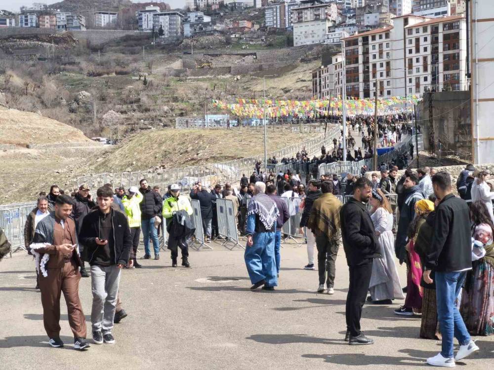 Şırnak’ta Polis Ekipleri Nevruz'a Katılan Çocuklara Pamuk Şeker Ve Balon Dağıttı