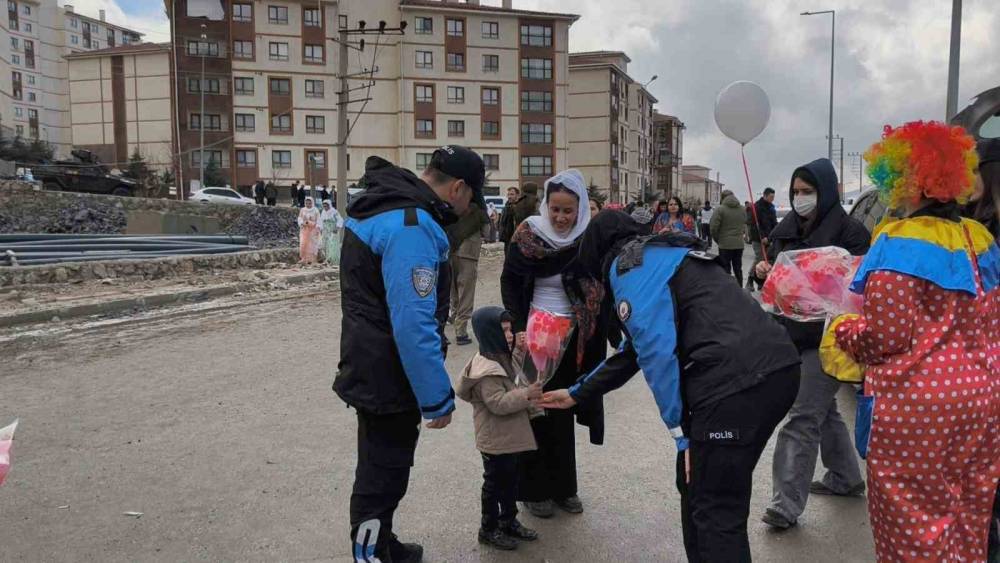 Şırnak’ta Polis Ekipleri Nevruz'a Katılan Çocuklara Pamuk Şeker Ve Balon Dağıttı
