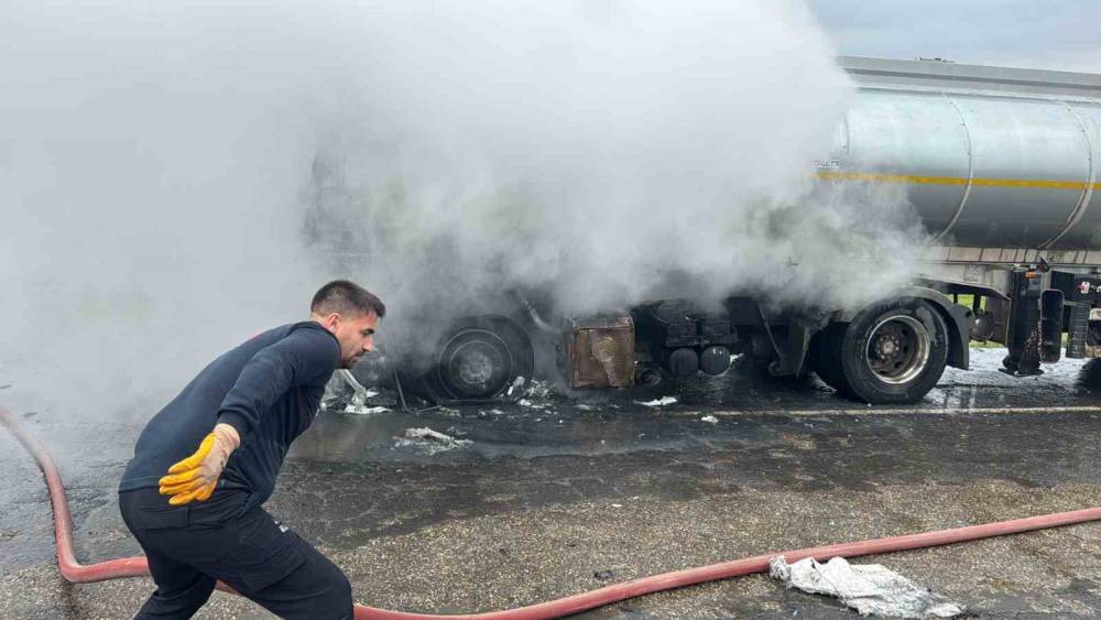 Cizre’de Seyir Halindeki Tır Alev Topuna Döndü
