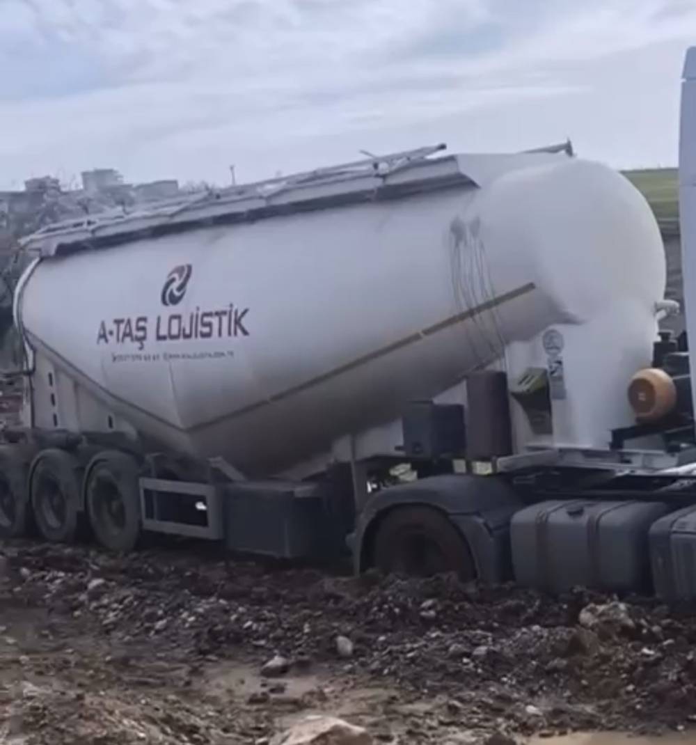 Tpao’ya Ait Tır Çamura Saplandı, Köylüler Seferber Oldu