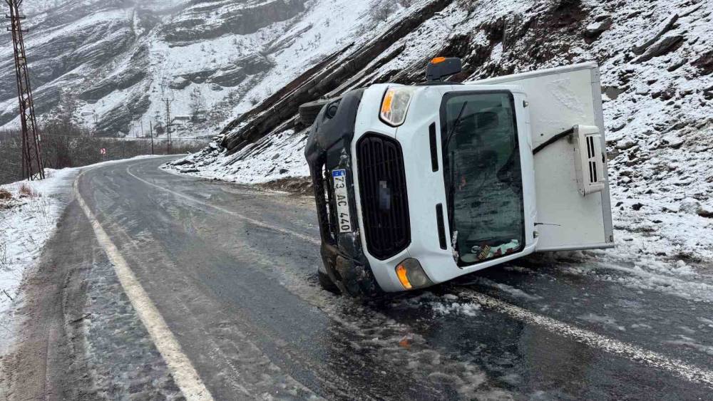 Şırnak’ta Kamyonet Devrildi: 1 Yaralı