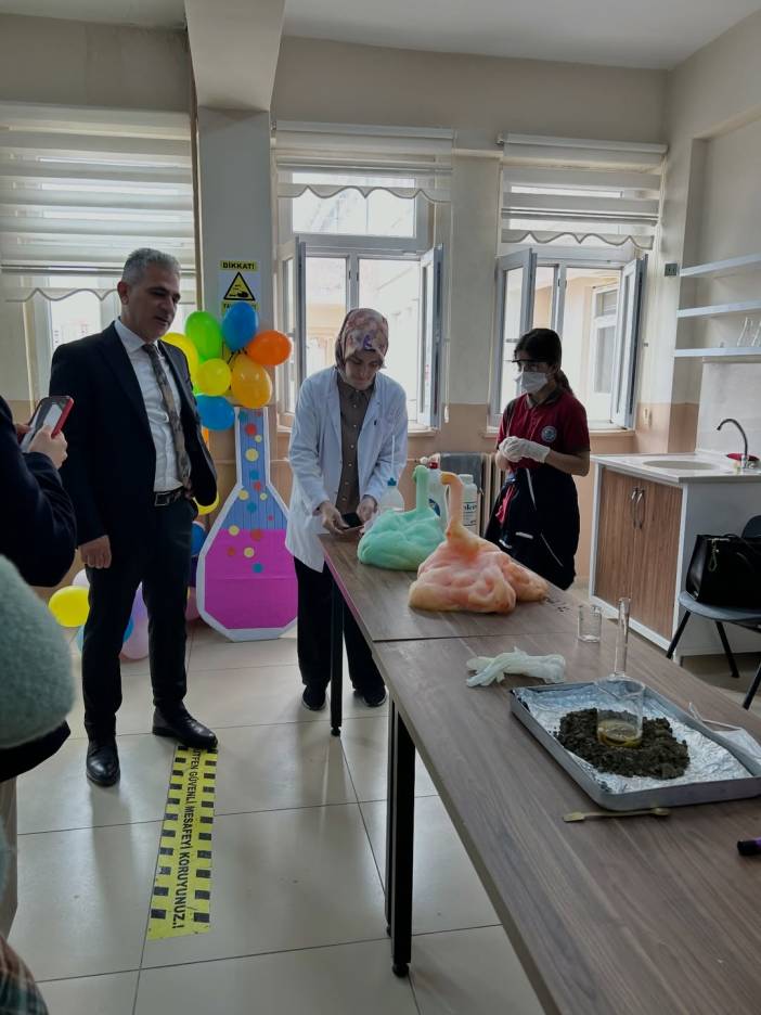 okulumuzda-kimya-atolyesi-acildi-bilimin-buyuleyici-dunyasina-acilan-kapimiz-artik-daha-gu-3.jpg