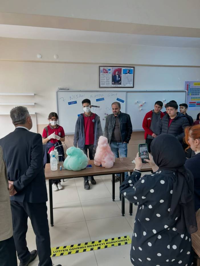 okulumuzda-kimya-atolyesi-acildi-bilimin-buyuleyici-dunyasina-acilan-kapimiz-artik-daha-gu-6.jpg