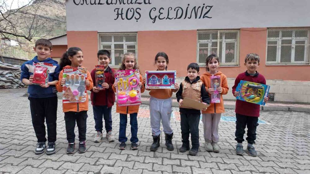 Hayırsever Polisten Güneydoğu Anadolu Bölgesinde Binlerce Öğrenciye Anlamlı Destek