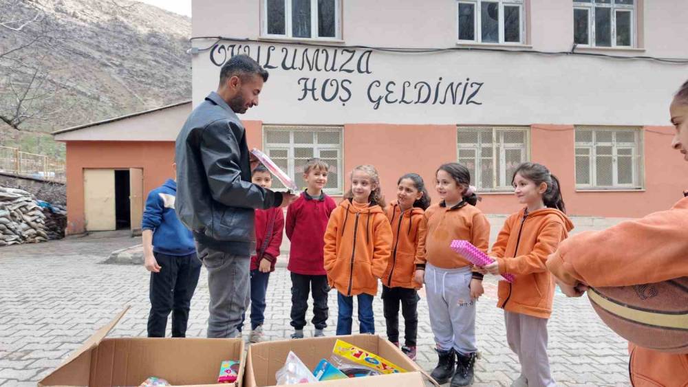 Hayırsever Polisten Güneydoğu Anadolu Bölgesinde Binlerce Öğrenciye Anlamlı Destek