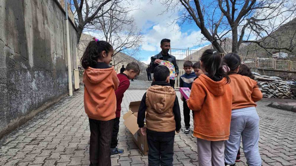 Hayırsever Polisten Güneydoğu Anadolu Bölgesinde Binlerce Öğrenciye Anlamlı Destek