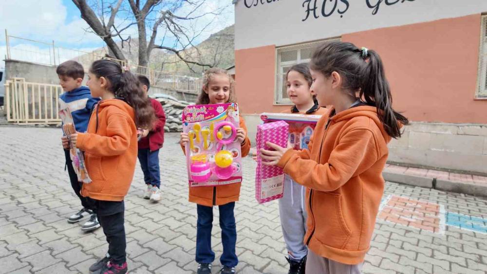 Hayırsever Polisten Güneydoğu Anadolu Bölgesinde Binlerce Öğrenciye Anlamlı Destek