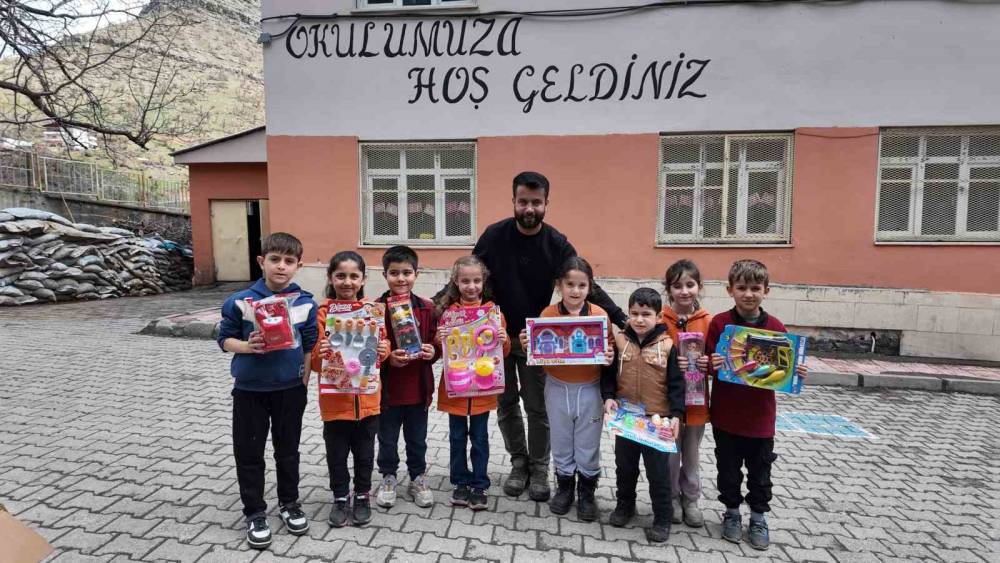 Hayırsever Polisten Güneydoğu Anadolu Bölgesinde Binlerce Öğrenciye Anlamlı Destek