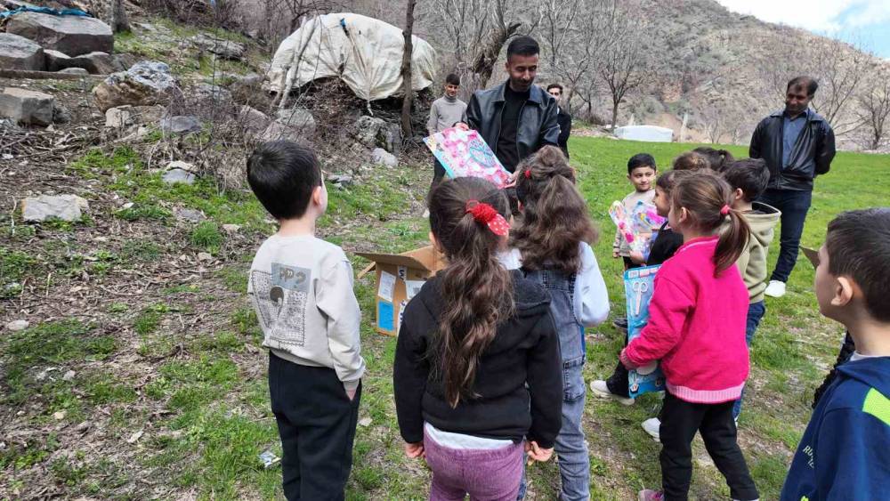 Hayırsever Polisten Güneydoğu Anadolu Bölgesinde Binlerce Öğrenciye Anlamlı Destek