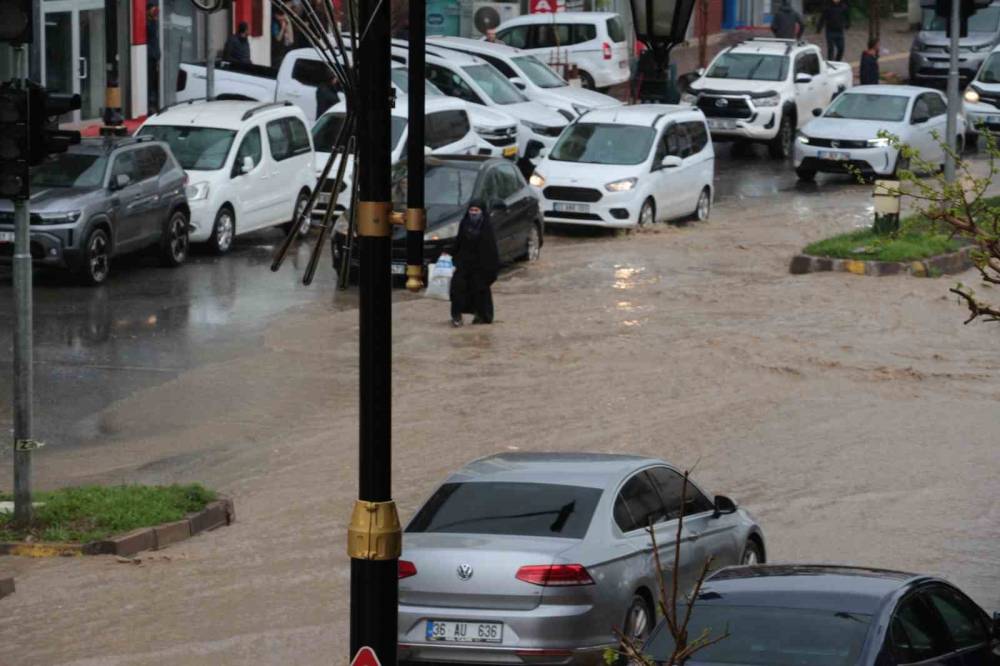 Cizre’de Sağanak Yağış Cadde Ve Sokakları Göle Çevirdi