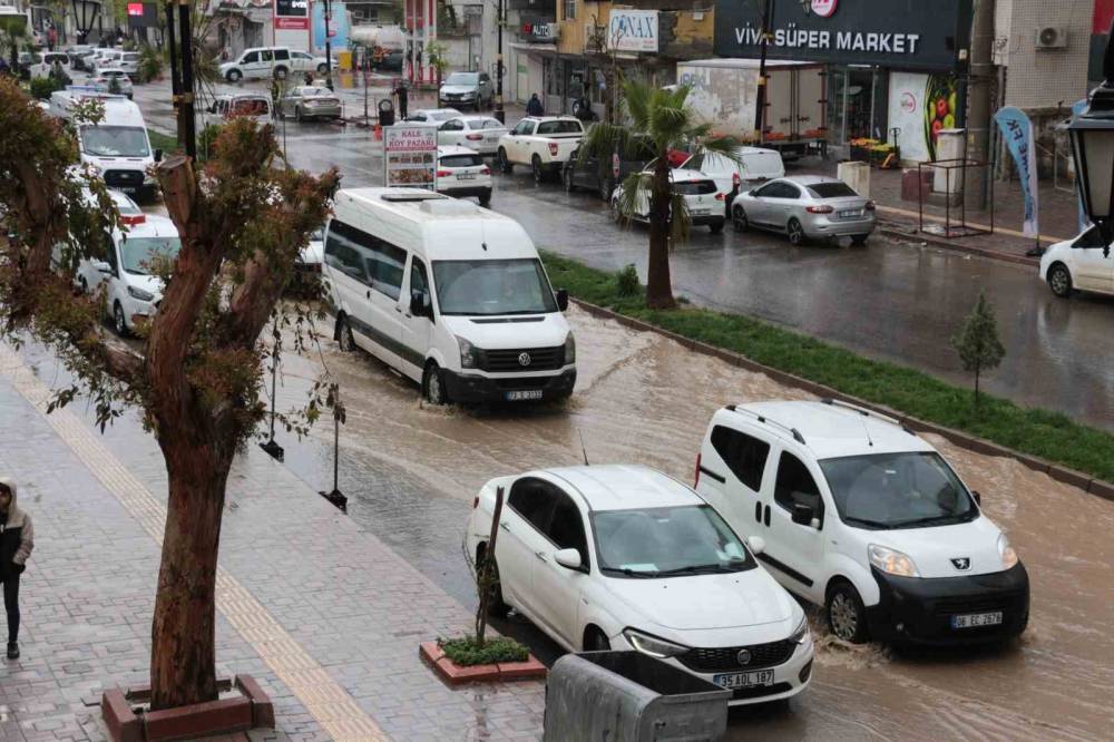 Cizre’de Sağanak Yağış Cadde Ve Sokakları Göle Çevirdi