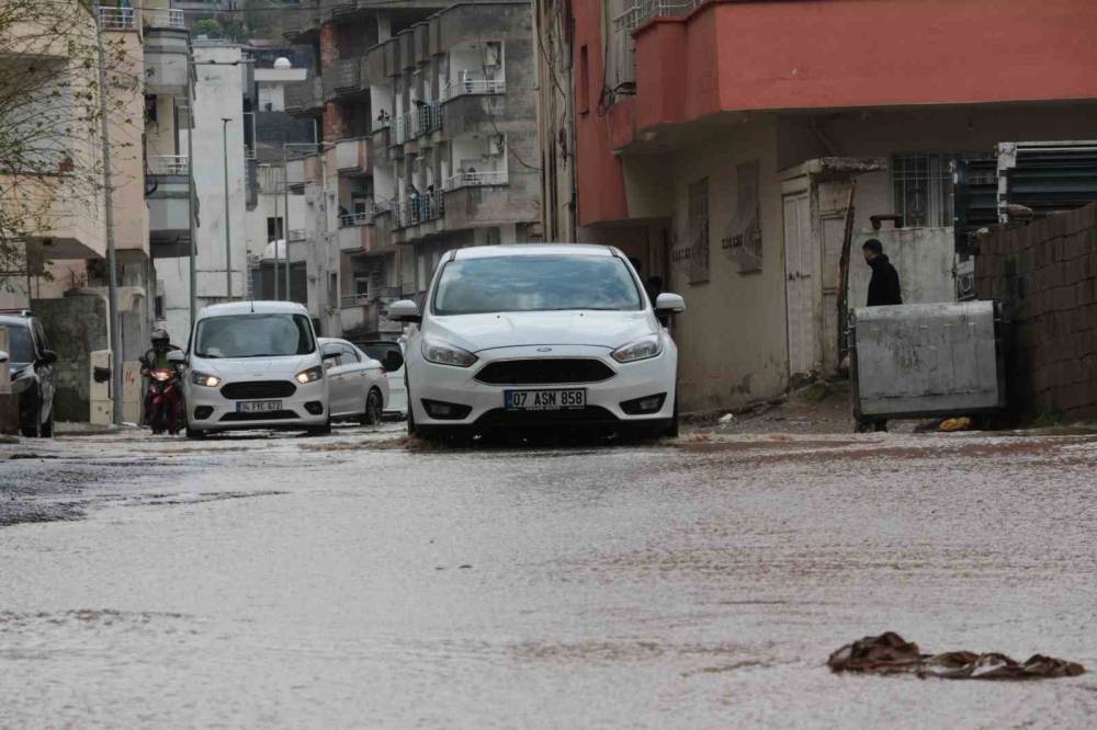 Cizre’de Sağanak Yağış Cadde Ve Sokakları Göle Çevirdi