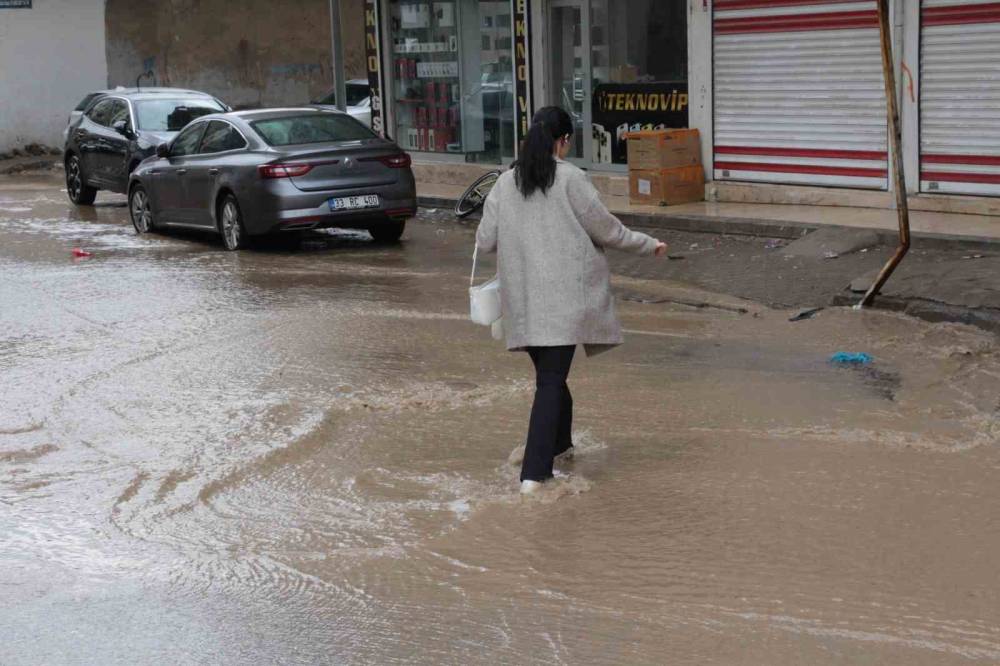 Cizre’de Sağanak Yağış Cadde Ve Sokakları Göle Çevirdi