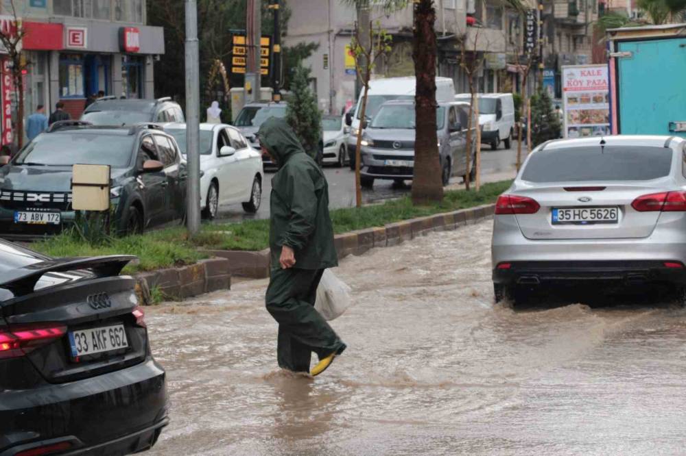 Cizre’de Sağanak Yağış Cadde Ve Sokakları Göle Çevirdi