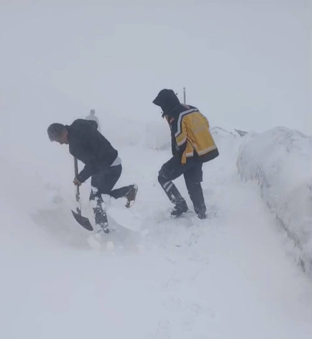 Şırnak'ta İlkbaharda Kar Şaşkınlığı, Belde Yolu Ulaşıma Kapandı