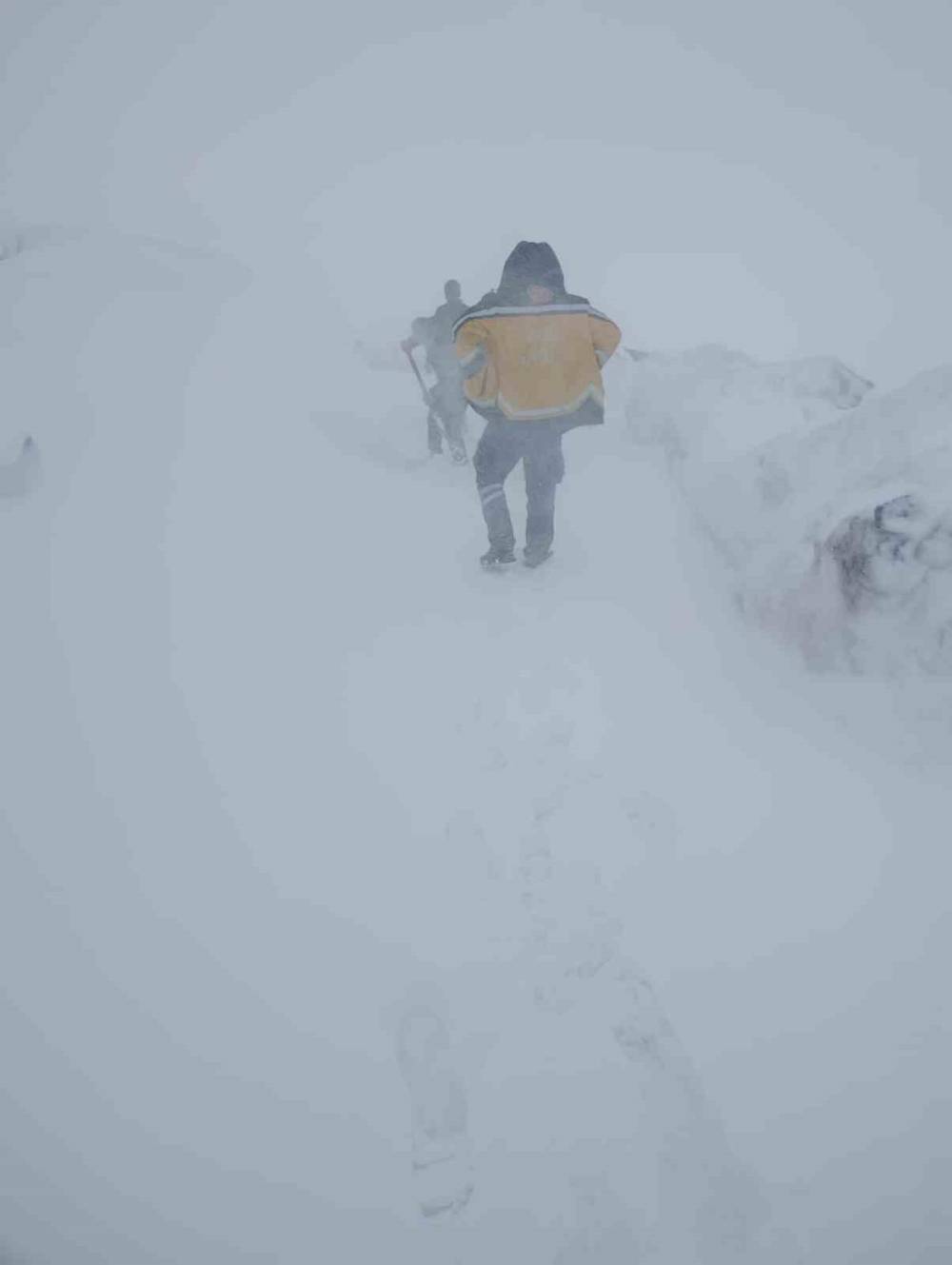 Şırnak'ta İlkbaharda Kar Şaşkınlığı, Belde Yolu Ulaşıma Kapandı
