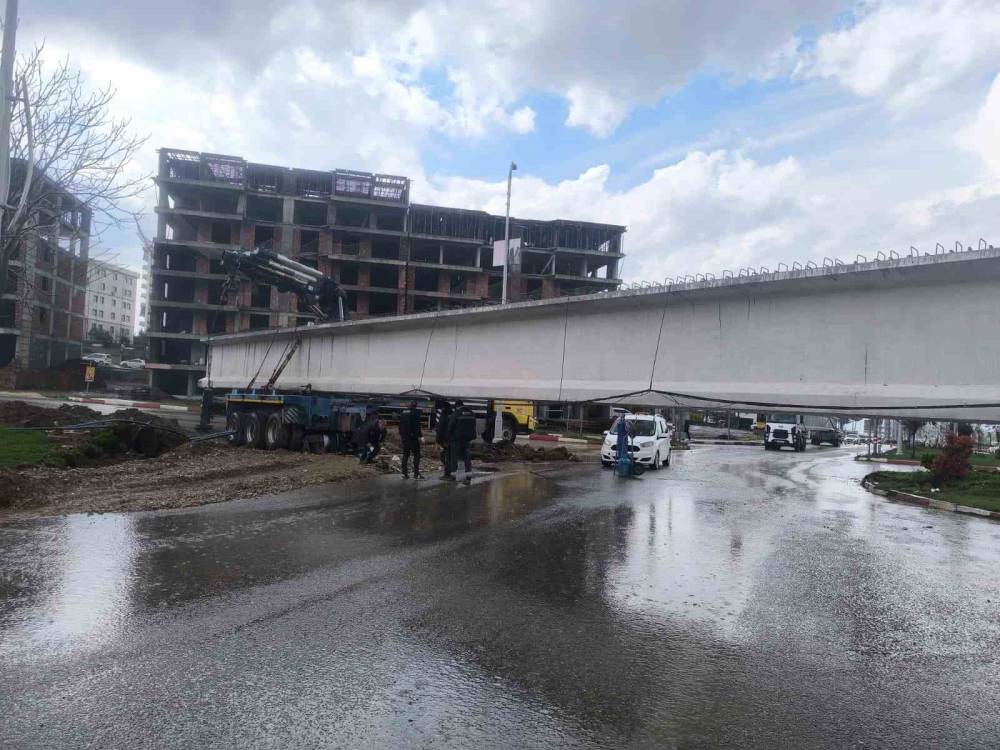 Siirt’te Tıra Yüklü 50 Metrelik Köprü Kirişi Kavşakta Takılı Kaldı: Yol Saatlerdir Ulaşıma Kapalı