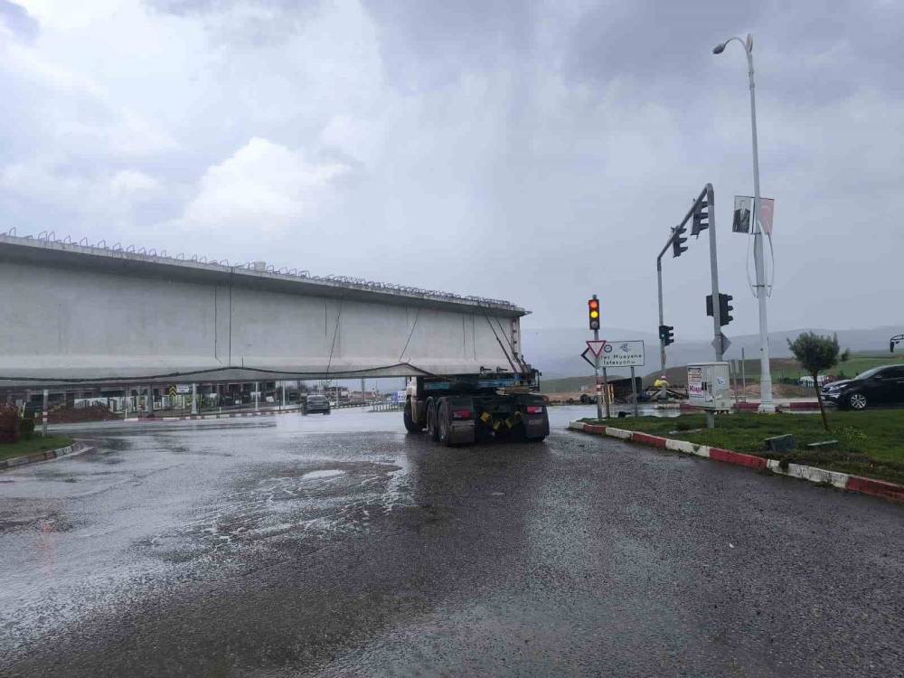 Siirt’te Tıra Yüklü 50 Metrelik Köprü Kirişi Kavşakta Takılı Kaldı: Yol Saatlerdir Ulaşıma Kapalı