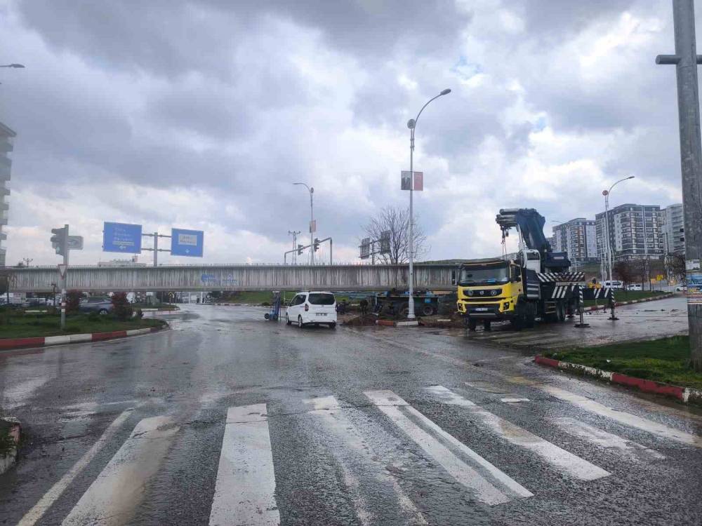 Siirt’te Tıra Yüklü 50 Metrelik Köprü Kirişi Kavşakta Takılı Kaldı: Yol Saatlerdir Ulaşıma Kapalı