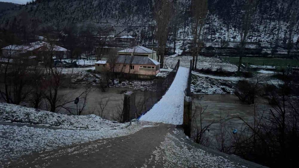 Beytüşşebap’ta Dolu Yağışı Her Yeri Beyaza Bürüdü