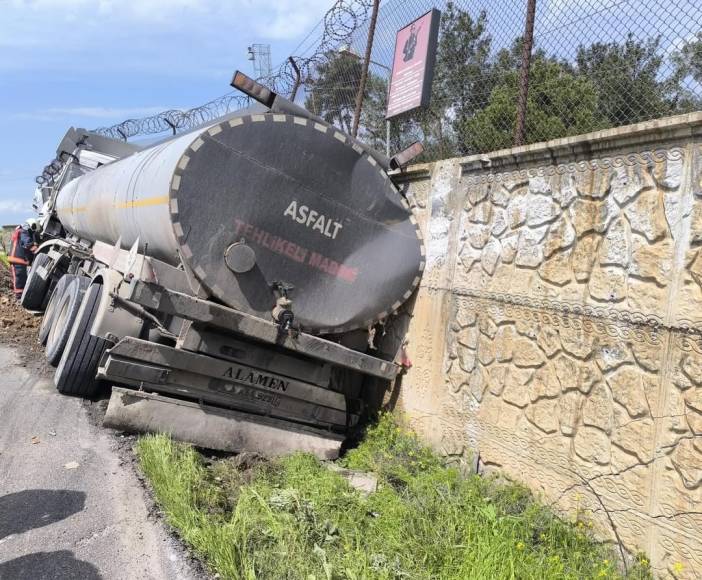 nusaybinde-ham-petrol-yuklu-tanker-karakol-duvarina-carpti-1-yaralimardinin-nusaybin-ilcesind.jpg