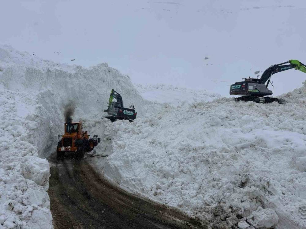 Şırnak’ta Çığ Düşmesi Sonucu Kapanan Yolda Çalışmalar Devam Ediyor
