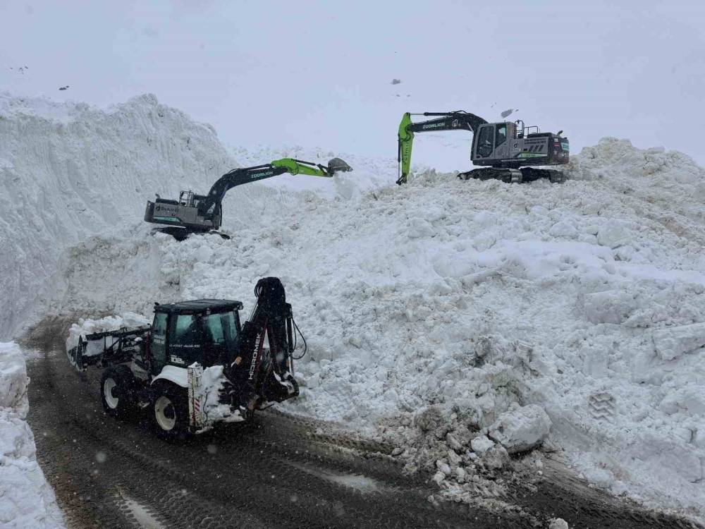 Şırnak’ta Çığ Düşmesi Sonucu Kapanan Yolda Çalışmalar Devam Ediyor