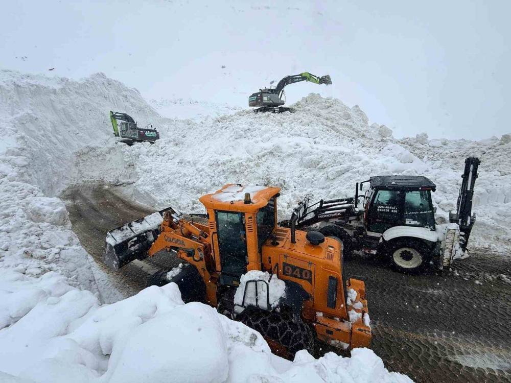 Şırnak’ta Çığ Düşmesi Sonucu Kapanan Yolda Çalışmalar Devam Ediyor