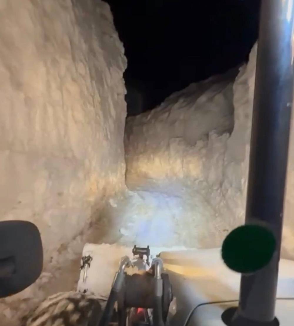 Şırnak’ta Karlar Arasındaki 2.5 Kilometrelik "Açık Hava Tüneli"