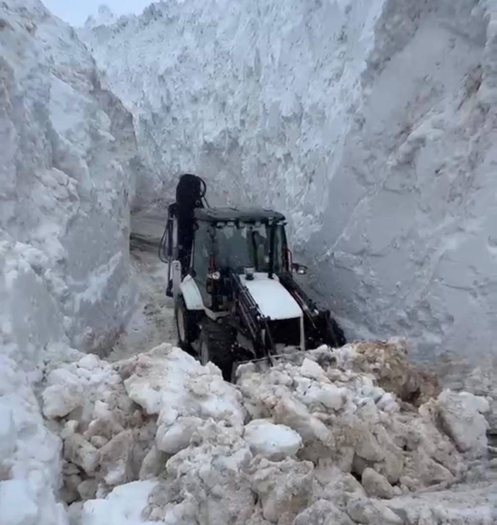 Şırnak’ta Karlar Arasındaki 2.5 Kilometrelik "Açık Hava Tüneli"