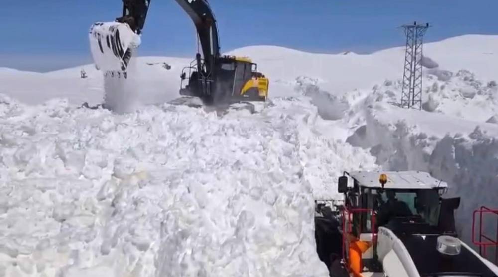 Şırnak’ta Nisan Ayında Karla Kaplı Yolların Açılması için Çalışmalar Sürüyor