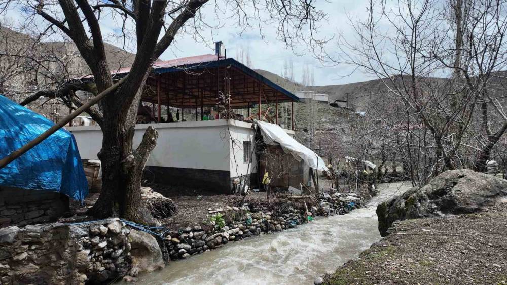 Şırnaklı Vatandaş Sel Sularından Korunmak İçin Kendi Önlemini Aldı