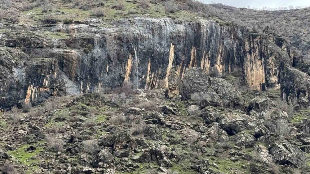 Şırnak’ta İlginç Görüntü: Kayanın İçinden Dökülen Sular Hayran Bırakıyor