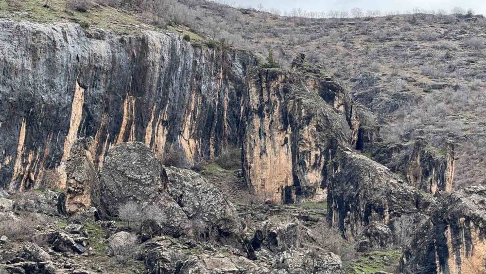 Şırnak’ta İlginç Görüntü: Kayanın İçinden Dökülen Sular Hayran Bırakıyor