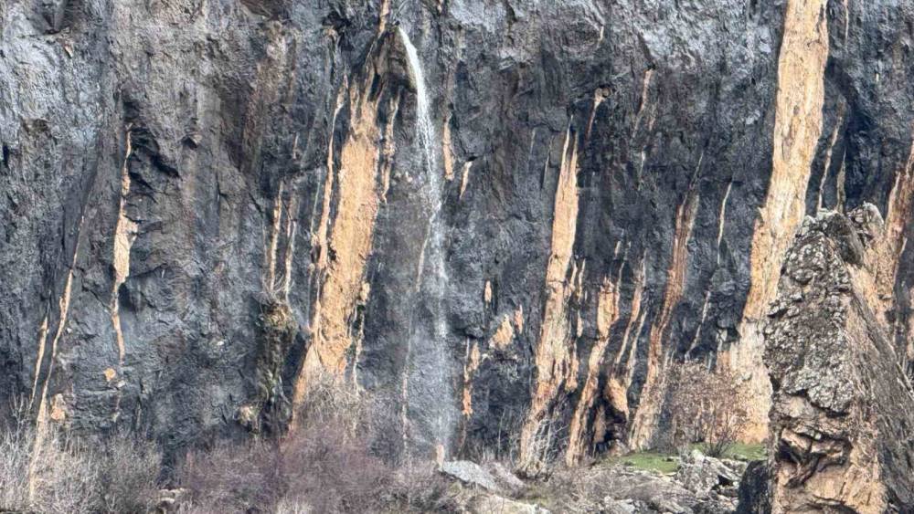 Şırnak’ta İlginç Görüntü: Kayanın İçinden Dökülen Sular Hayran Bırakıyor