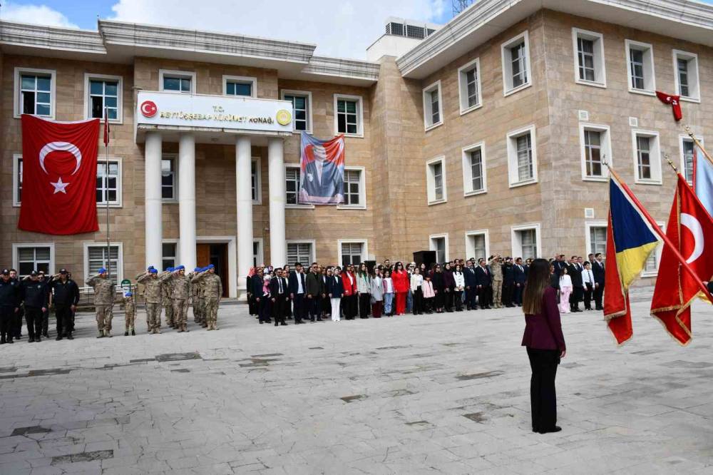 Törene Damga Vuran Kare: Küçük Kız Kolluk Kuvvetleriyle Selam Durdu