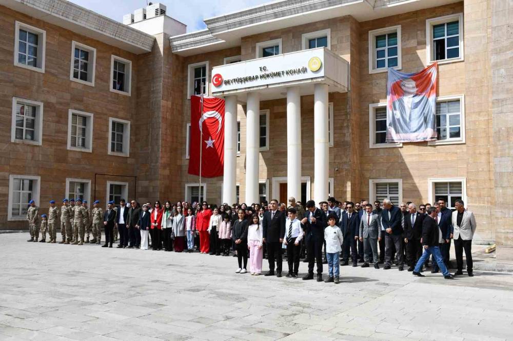 Törene Damga Vuran Kare: Küçük Kız Kolluk Kuvvetleriyle Selam Durdu