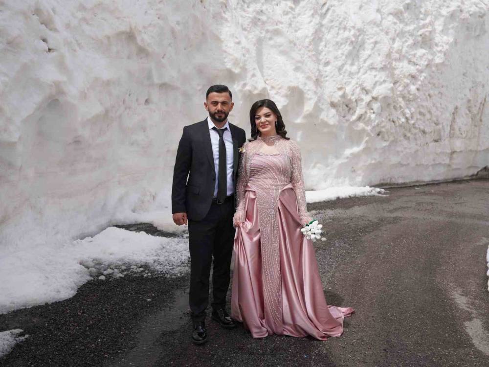 Şırnak'ta Gelin ve Damat Adayı Kar Tünelinde Fotoğraf Çekimi Yaptı