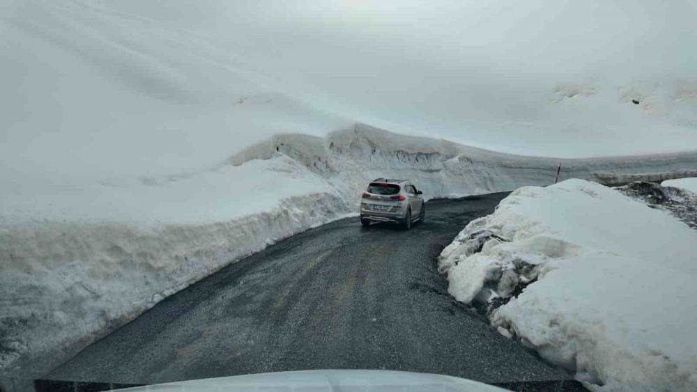 Şırnak'ta Gelin ve Damat Adayı Kar Tünelinde Fotoğraf Çekimi Yaptı