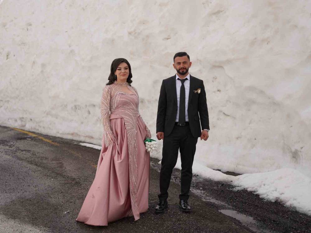 Şırnak'ta Gelin ve Damat Adayı Kar Tünelinde Fotoğraf Çekimi Yaptı