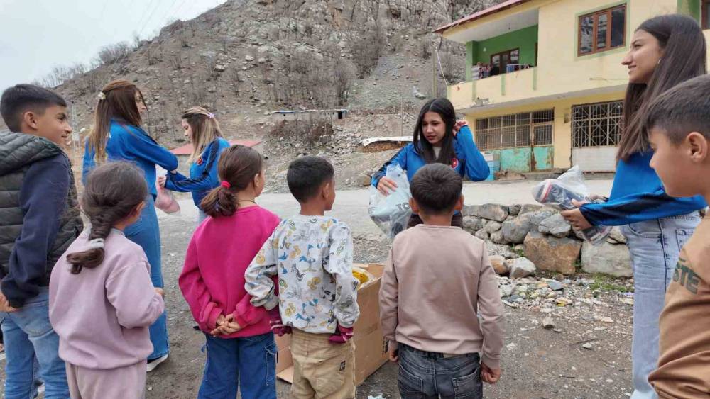 Şırnaklı Köy Çocuklarına Anlamlı Hediye