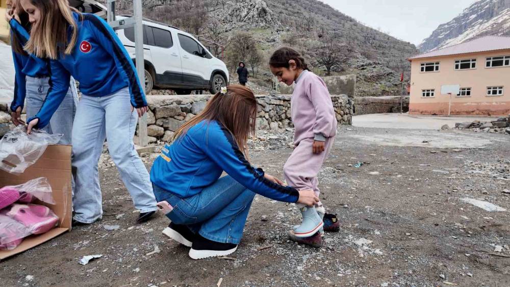 Şırnaklı Köy Çocuklarına Anlamlı Hediye