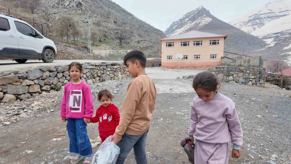 Şırnaklı Köy Çocuklarına Anlamlı Hediye