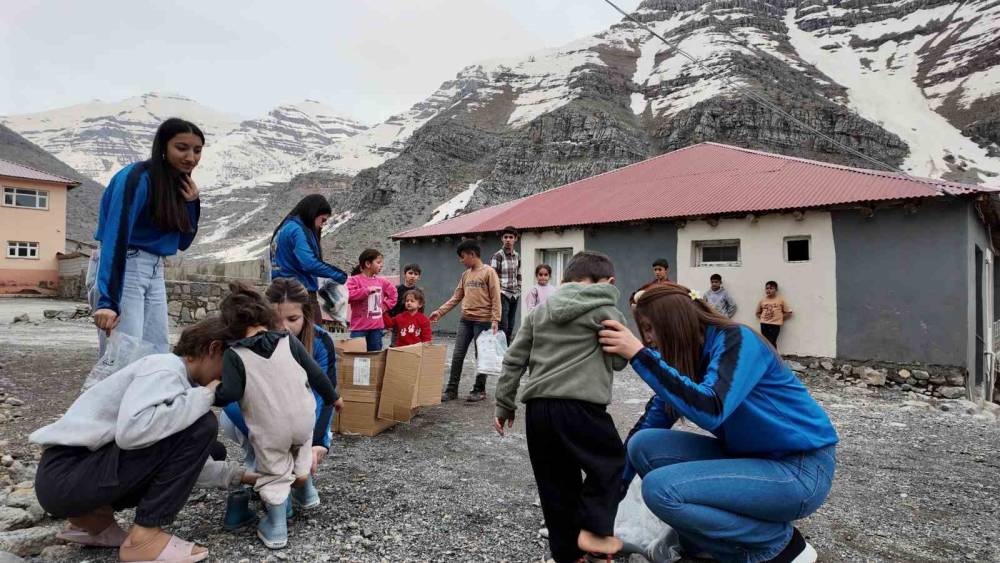 Şırnaklı Köy Çocuklarına Anlamlı Hediye