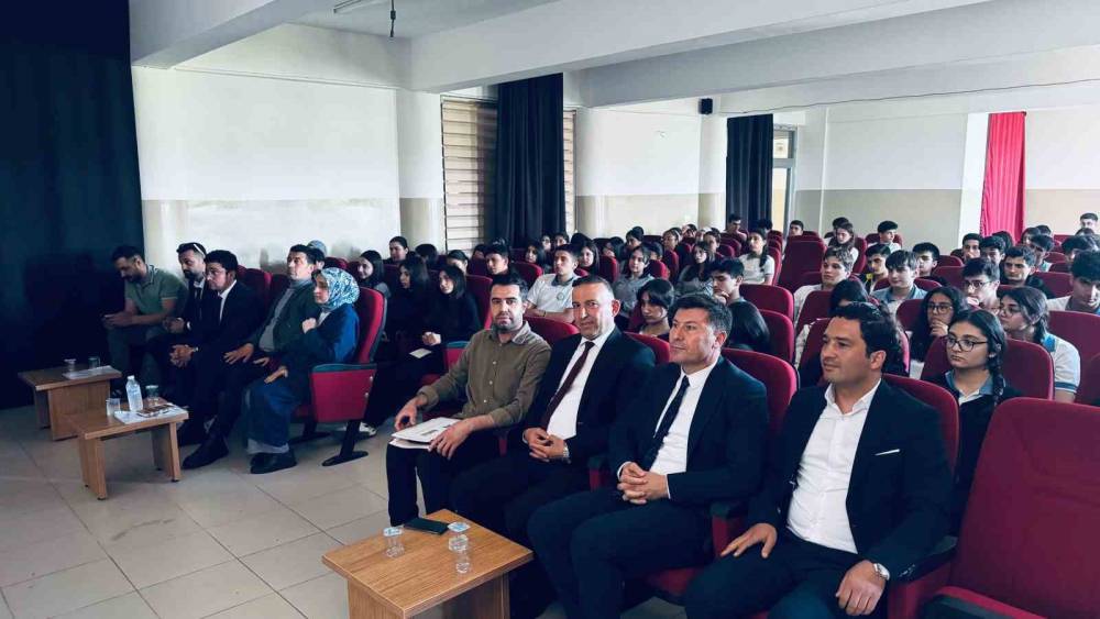 Şırnak’ta "Safahat" Panelinde Gençler Akif’in Fikir Dünyası Ele Alındı