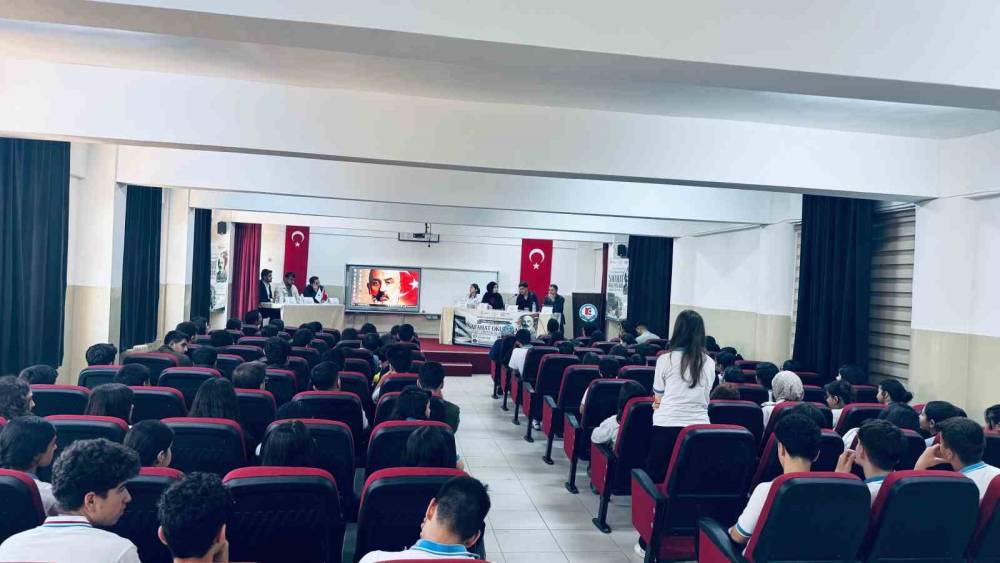 Şırnak’ta "Safahat" Panelinde Gençler Akif’in Fikir Dünyası Ele Alındı